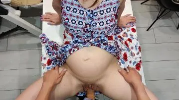 Ella me permite abrazar dentro de su apretado coño preggo video porno