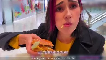 Mamada arriesgada en probador para big mac video porno