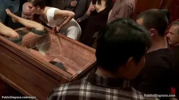 Puta pública en caja de cristal de madera video porno