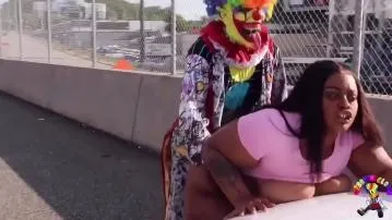 El jugoso tee de gibby el payaso en la popular autopista de atlanta video porno