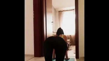 Aislamiento en casa y hora de yoga video porno