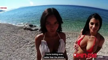 Rosa y sofia disfrutan compartiendo y mimando su ereccion en la playa. video porno