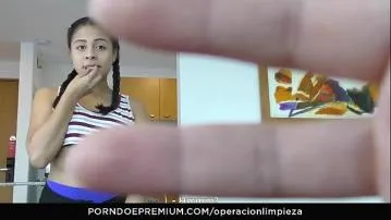 Operación limpizza sirvienta colombiana seducida y follada video porno