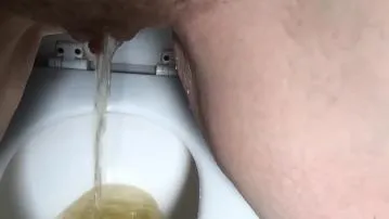 Stare at pretty foot and pussy on toilet video porn