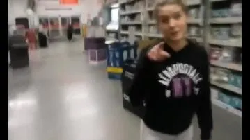 Chica extraña chupa en walmart video porno